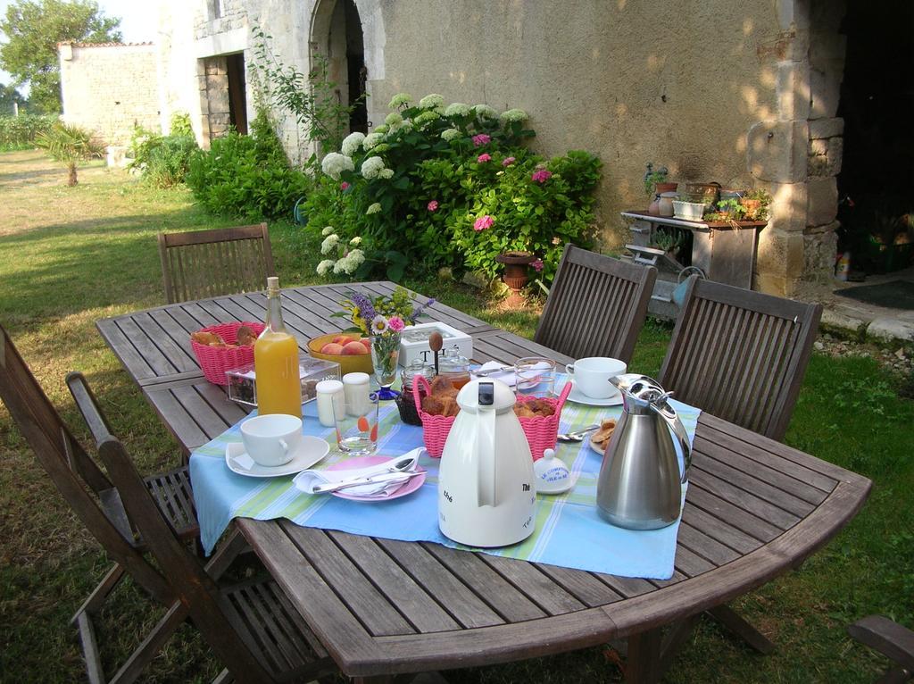 Bed and Breakfast Le Logis De La Poupeliere Vouhé Exterior foto